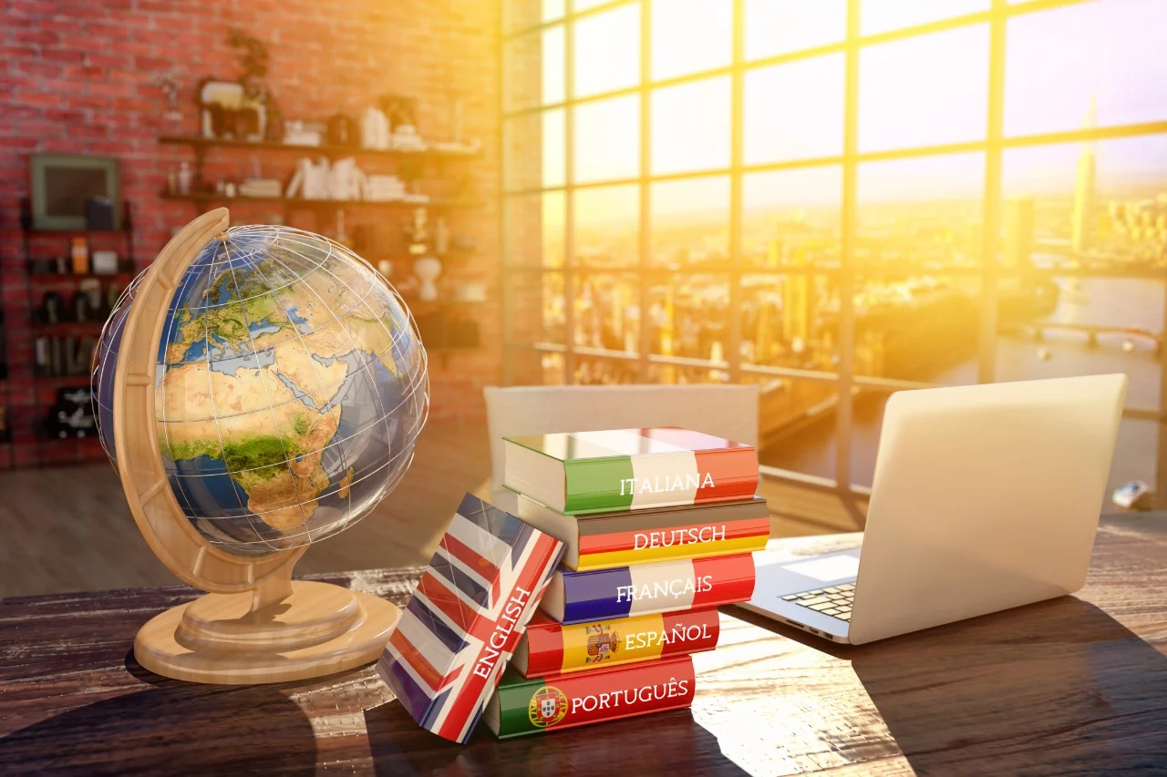Globo, livros de idiomas e computador